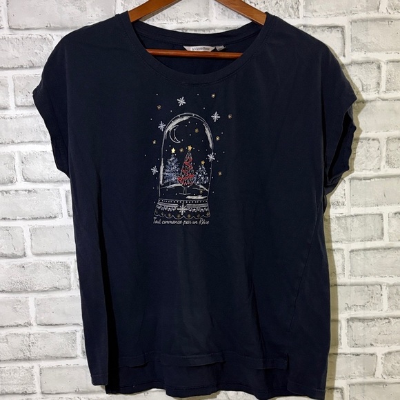 La Vie En Rose Tops - La Vie En Rose Midnight Blue Graphic Tee, snow globe Christmas, print size large